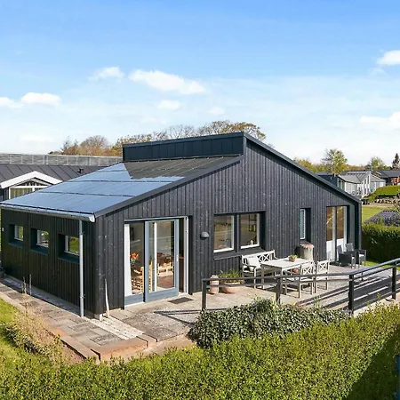 Amazing In Juelsminde Feriehus